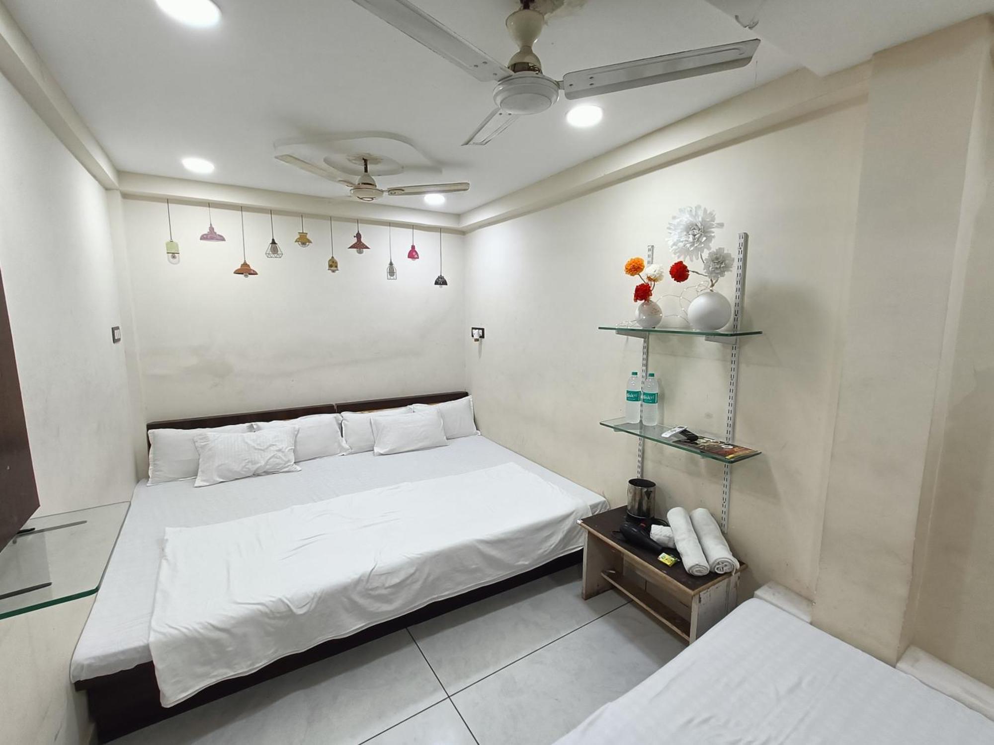 Hotel S Tower Ujjain Ngoại thất bức ảnh