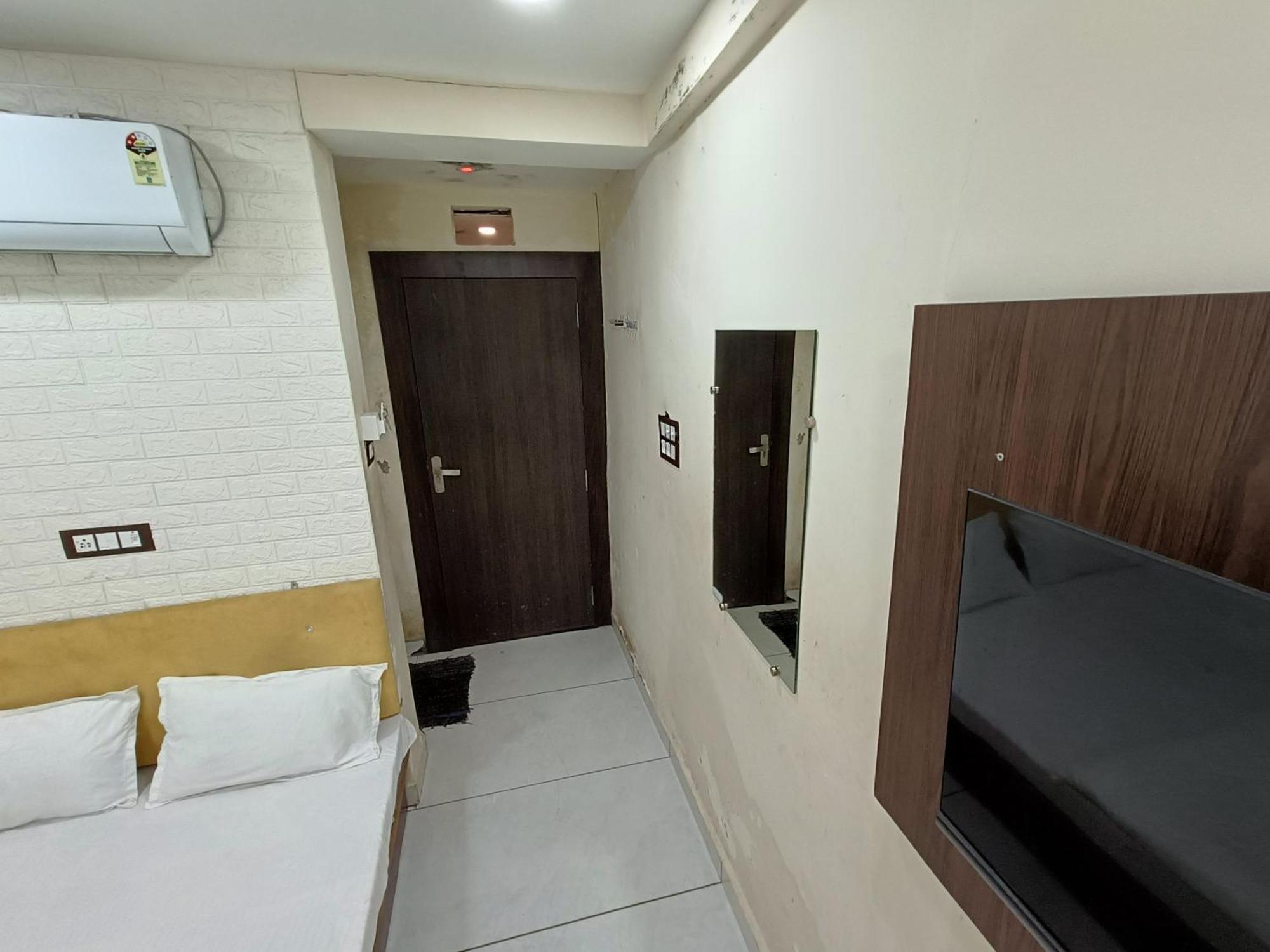 Hotel S Tower Ujjain Ngoại thất bức ảnh